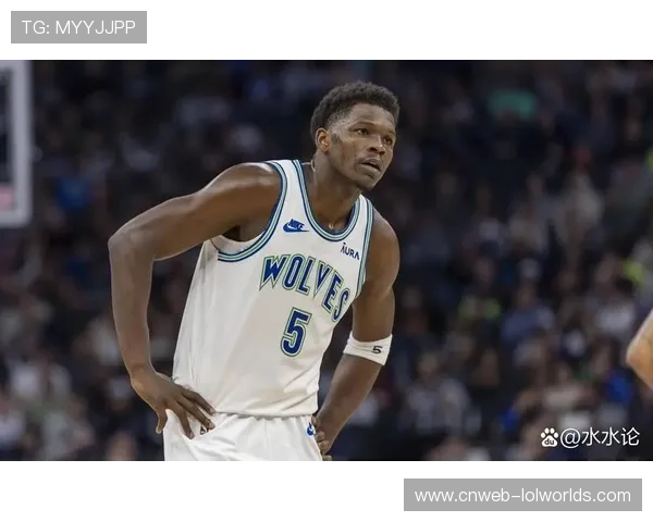 森林狼爱德华兹肘部酸痛，明日比赛出战成疑